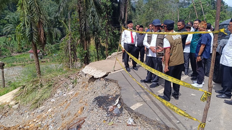 Cari Tinjau Jalan Terdampak Bencana di Talu, Mahyeldi Menilai Pengalihan Jalur yang Lebih Aman