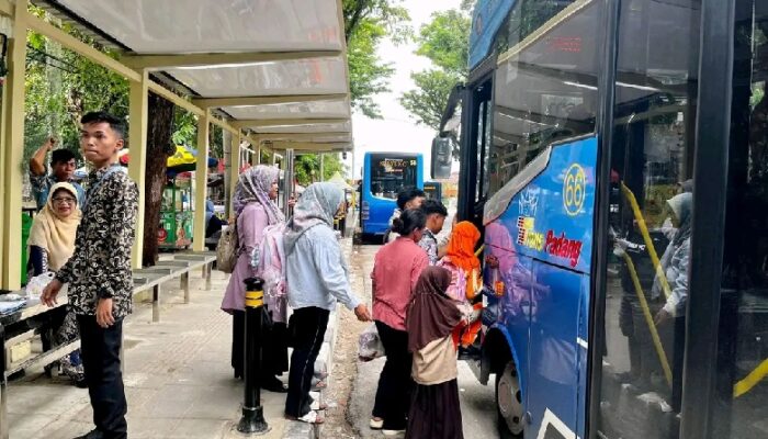 Tingkatkan Layanan Fasilitas, Halte Trans Padang di Belakang Padang Dilengkapi CCTV dan Colokan Listrik