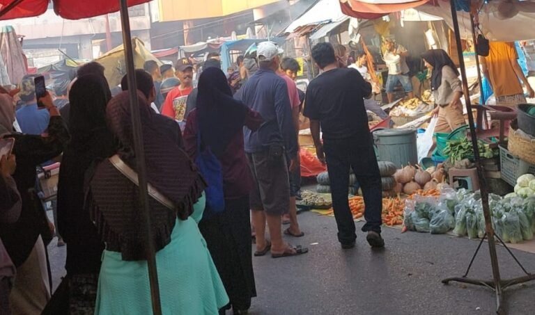 Lapak Pedagang di Pasar Raya Terbakar