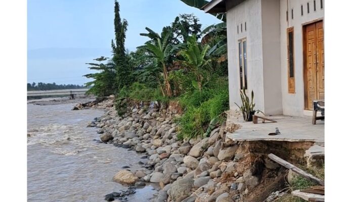 Rumah dan Jalan di Balai Gadang Terancam Amblas ke Sungai Lubuk Minturun