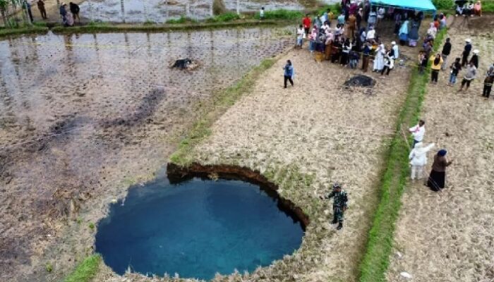 Tanah di Sekitar Sinkhole di Limapuluh Kota Masih Terus Bergerak